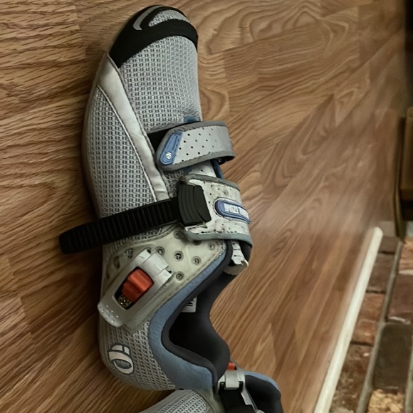 Pearl iZUMi cleats for cycling, no hardware included. Size 6.5 used a few times. - Picture 4 of 4